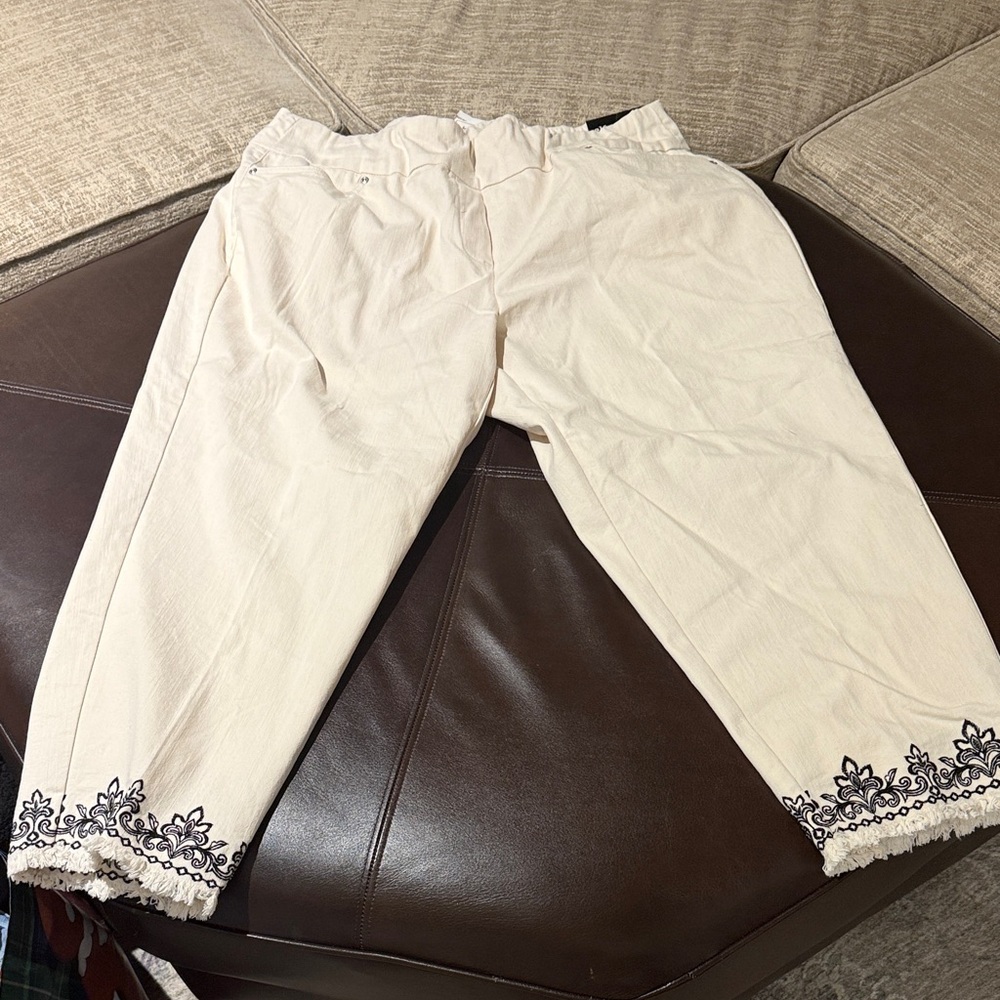 Alfred Dunner Cream Pants with Black Floral Detail (NWT)